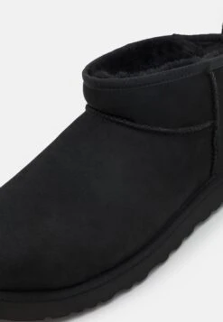Ugg Classic Ultra Mini - Korte Laarzen - Black -Ugg 00233df8a9cf461a8201fc31c5c71b11