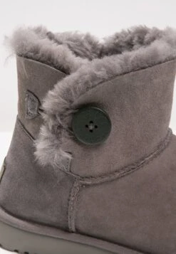 Ugg Mini Bailey Button - Korte Laarzen - Grey 13 Ugg Mini Bailey Button - Korte Laarzen - Grey -Ugg 04eb63774fb542ec9ef63b8f34cea427