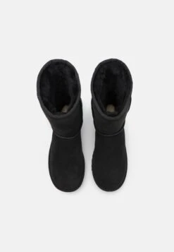 Ugg Classic Short - Snowboots- Black 11 Ugg Classic Short - Snowboots- Black -Ugg 05c7cf6579334d4a835891995316901b