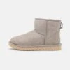 Ugg Classic Mini - Korte Laarzen - Light Grey 2 Ugg Classic Mini - Korte Laarzen - Light Grey -Ugg 09b4776aa9e24aa48b55aef3575aa259
