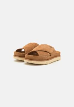 Ugg GoldenstarCross Slide - Muiltjes - Chestnut 11 Ugg GoldenstarCross Slide - Muiltjes - Chestnut -Ugg 0af511ff12cb432cbc96d63b24b639d7
