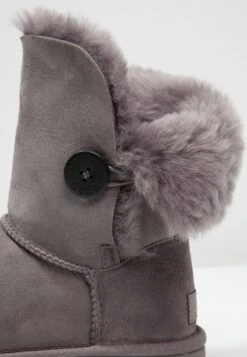 Ugg Bailey Button Ii - Korte Laarzen - Grey 16 Ugg Bailey Button Ii - Korte Laarzen - Grey -Ugg 0fa2b7bca04f455cb6211cf818259cb8