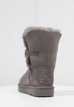 Ugg Bailey Button Ii - Korte Laarzen - Grey 14 Ugg Bailey Button Ii - Korte Laarzen - Grey -Ugg 261658568daf40a1a49e33e3bc0b71be