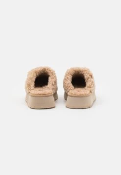Ugg Maxi Curly Platform - Pantoffels - Sand 9 Ugg Maxi Curly Platform - Pantoffels - Sand -Ugg 31c8816c11404bce932dfba3e5b6c8b4
