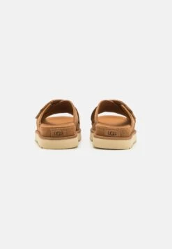 Ugg GoldenstarCross Slide - Muiltjes - Chestnut 12 Ugg GoldenstarCross Slide - Muiltjes - Chestnut -Ugg 329d883099384fce8132fd584d1df559