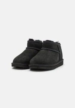Ugg Classic Ultra Mini Unisex - Korte Laarzen - Black 15 Ugg Classic Ultra Mini Unisex - Korte Laarzen - Black -Ugg 3e2005d52c054370837645231cf27063