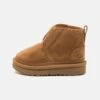 Ugg Accessible Neumel Ez-Fit Unisex - Korte Laarzen - Chestnut 2 Ugg Accessible Neumel Ez-Fit Unisex - Korte Laarzen - Chestnut -Ugg 4d3b4f3bc04141a2bd9d3176561c39f2