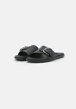 Ugg Solivan Buckle Slide - Muiltjes - Black 10 Ugg Solivan Buckle Slide - Muiltjes - Black -Ugg 5153019481d449fcbbd357af512384a0