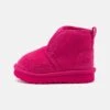 Ugg Accessible Neumel Ez-Fit Unisex - Korte Laarzen - Berry -Ugg 536b362212da41c8bc43047d86dd8481