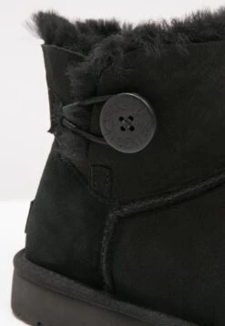 Ugg Mini Bailey Button - Korte Laarzen - Black 19 Ugg Mini Bailey Button - Korte Laarzen - Black -Ugg 6720ef23cc1e41c19bbfbed4bcaba47b