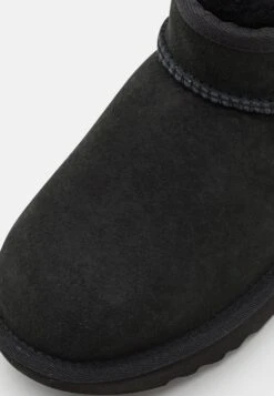 Ugg Classic Ultra Mini Unisex - Korte Laarzen - Black 19 Ugg Classic Ultra Mini Unisex - Korte Laarzen - Black -Ugg 729e382405f7422db6ccc2591ed6a167