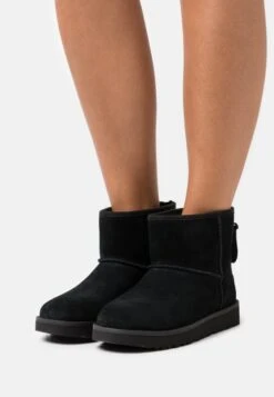 Ugg Classic Mini Logo Zip - Korte Laarzen - Black