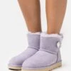 Ugg Mini Bailey Button Bling - Korte Laarzen - June Gloom -Ugg 73ad97add4ca4db988ad52e810e58341