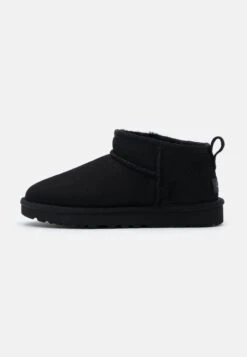 Ugg Classic Ultra - Korte Laarzen - Black -Ugg 82b271a9b3cd4e799cb6c4fc6f352c2a