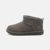 Ugg Classic Ultra Mini Unisex - Korte Laarzen - Grey 1 Ugg Classic Ultra Mini Unisex - Korte Laarzen - Grey -Ugg 8bfbce063b22424fbf96e00042364cac
