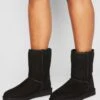 Ugg Classic Short - Korte Laarzen - Black 2 Ugg Classic Short - Korte Laarzen - Black -Ugg 9701d56a34da44b0a7487c115128c83f