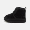 Ugg Accessible Neumel Ez-Fit Unisex - Korte Laarzen - Black 1 Ugg Accessible Neumel Ez-Fit Unisex - Korte Laarzen - Black -Ugg 986d40f6005c463ab17526fb4348991b