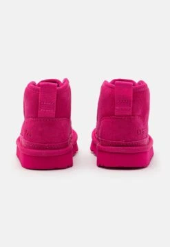 Ugg Accessible Neumel Ez-Fit Unisex - Korte Laarzen - Berry -Ugg 9a3ab496d5ab4f679d470bd7527caeaa