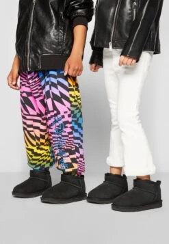 Ugg Classic Ultra Mini Unisex - Korte Laarzen - Black 14 Ugg Classic Ultra Mini Unisex - Korte Laarzen - Black -Ugg a735bb0c9831483998b3af404d973117