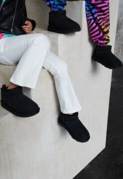 Ugg Classic Ultra Mini Unisex - Korte Laarzen - Black 12 Ugg Classic Ultra Mini Unisex - Korte Laarzen - Black -Ugg cc78a3502ec74f9694c36a960de59d7e