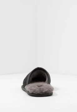Ugg Scuff - Pantoffels - Black 11 Ugg Scuff - Pantoffels - Black -Ugg da757aff0ffe4030af4ba8238bcf11e5