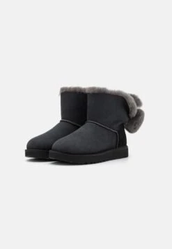 Ugg Mini Bailey Fuzzy Bow - Snowboots- Black 9 Ugg Mini Bailey Fuzzy Bow - Snowboots- Black -Ugg e971d426295a418fbad7e093c1ec8810