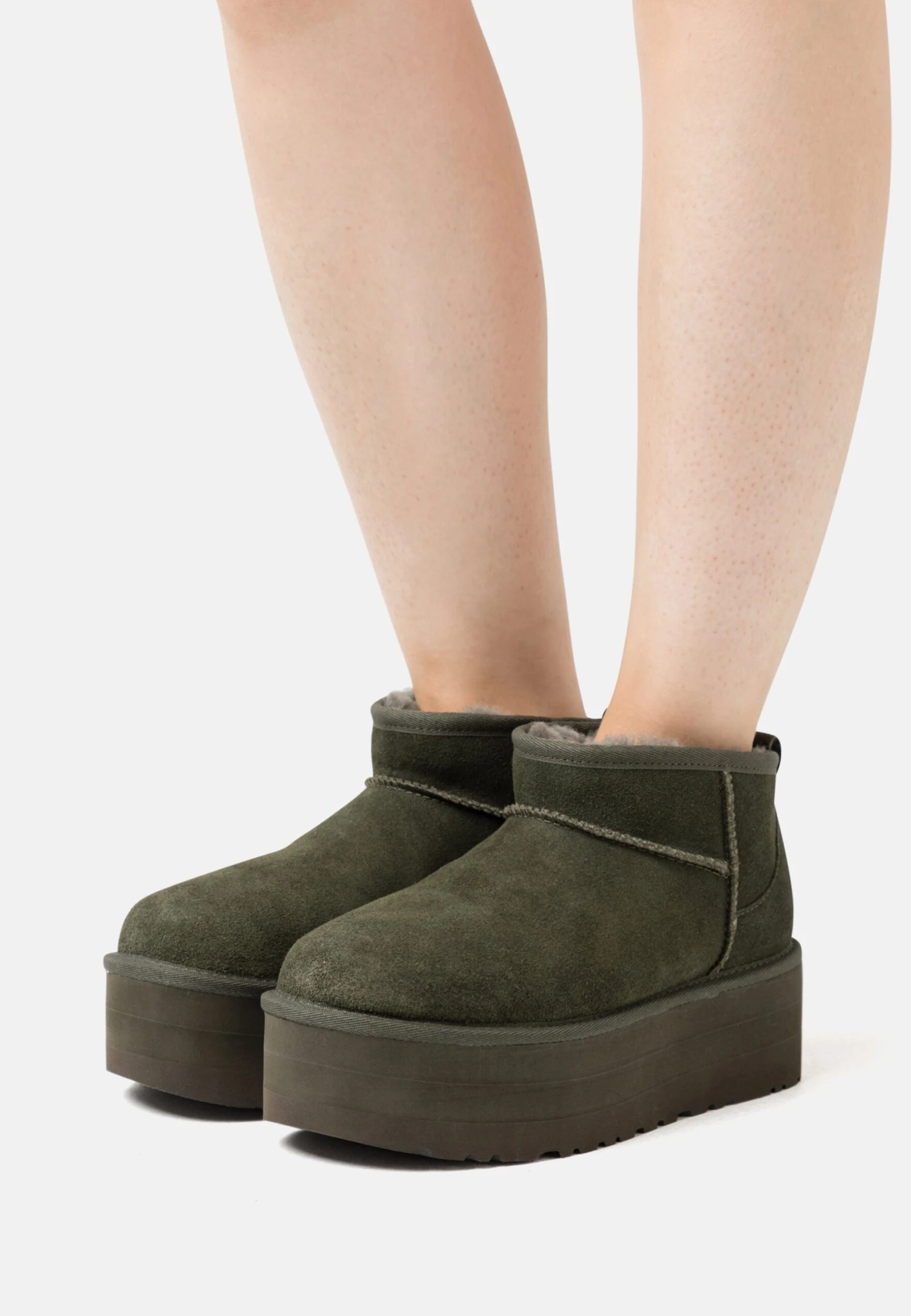 Ugg Classic Ultra Mini Platform - Enkellaarsjes Met Plateauzool - Moss Green 3 Ugg Classic Ultra Mini Platform - Enkellaarsjes Met Plateauzool - Moss Green