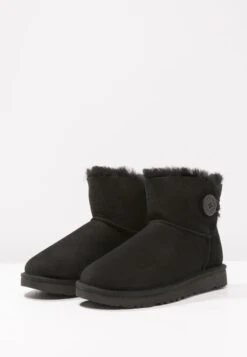 Ugg Mini Bailey Button - Korte Laarzen - Black 16 Ugg Mini Bailey Button - Korte Laarzen - Black -Ugg f181174a8bf5455f88729cddee873a80