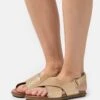 Ugg Solivan Slingback - Sandalen - Pale Gold Metallic -Ugg f82f066c61f44ead8b7f1c3605e3650f